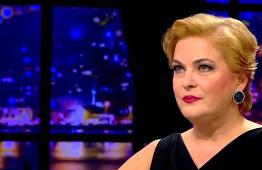 Nurseli İdiz'in plaj pozuna övgüler yağdı! Usta oyuncu yıllara meydan okuyor