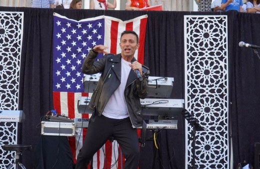 ABD'de konser veren Mustafa Sandal'dan Trump itirafı: Sitcom karakteri gibi