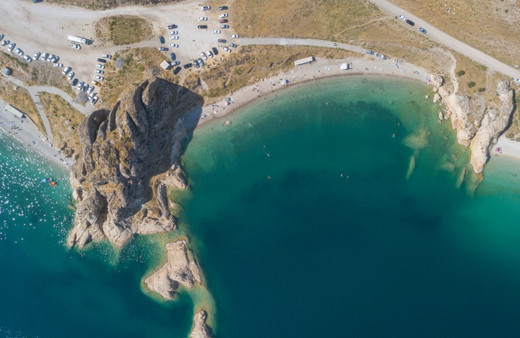 Sıcaktan bunalanlar kendini Van Gölü’nün serin sularına bırakıyor