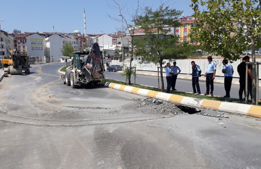 Esenyurt'ta dere ıslahı çalışmalarında yol çöktü! Tek şerit trafiğe kapandı