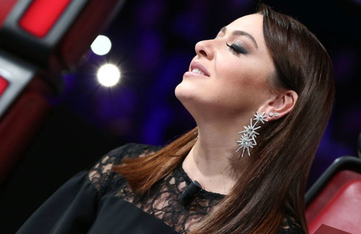 Hadise gelen tepkileri umursamıyor! Bu sefer iç çamaşırına benzer sahne kostümüyle...