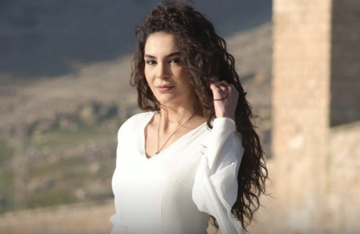 Hercai'nin Reyyan'ı Ebru Şahin olay oldu! Yarı çıplak yatak pozu verdi