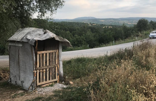 Yol kenarında bir çeşmenin yanında tek kişilik mescit