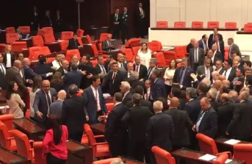 MHP ve CHP milletvekilleri arasında kavga