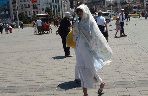 İstanbul 40 derece sıcaklığı gördü! Turistler Taksim Meydanı'nda bakın nasıl önlem aldı