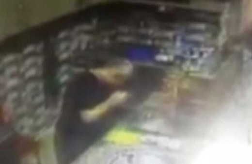 Kahvehanede büyük şok yaşadı! Çayının içine tüküren kahveci