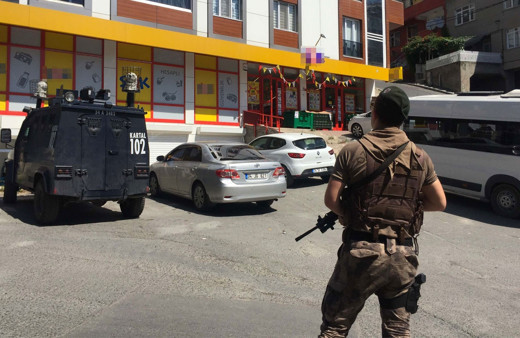 İstanbul'da maskeli hırsız marketi soydu