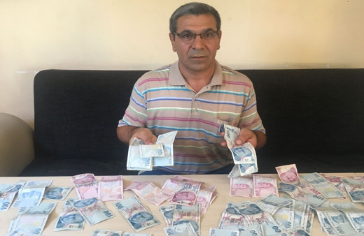 İstanbul'da para yatırmaya giden taksici ATM'de binlerce lira buldu