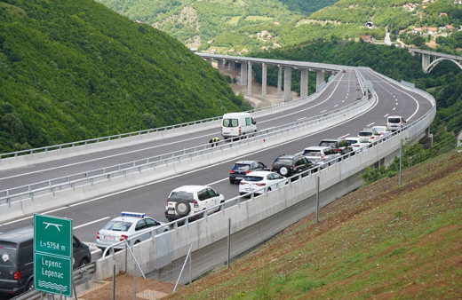 Otoyolun ortasında araçlarını durdurup fotoğraf çekenlere Kosova polisinden ceza yağdı