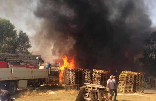 Ot yangını palet fabrikasına sıçradı