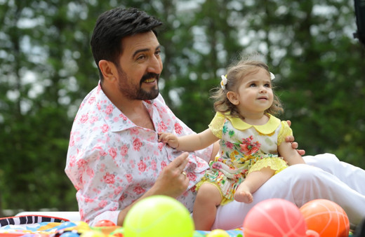 Sevilen şarkıcı Ferman Toprak klibinde bakın kimi oynattı