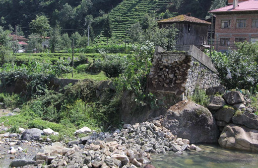 Köyün 200 yıllık tarihi taş köprüsü bir anda çöktü