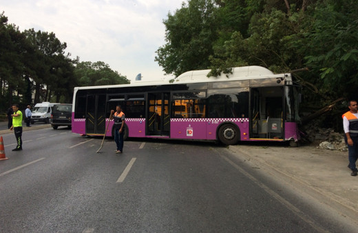Büyükdere Caddesi'nde halk otobüsü duvara çarptı