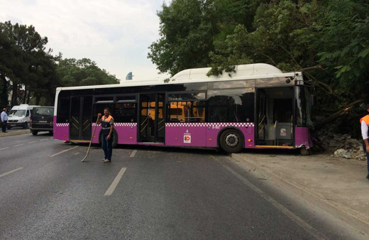 Büyükdere Caddesi'nde halk otobüsü duvara çarptı