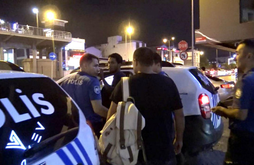 Metrobüste şoke eden olay! Genç kız yapma diye uyardı