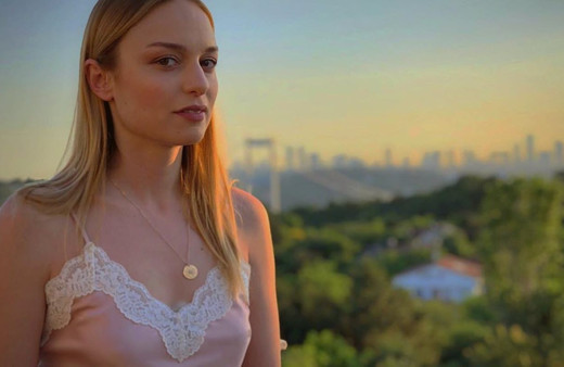 Güzel oyuncu Nilperi Şahinkaya'nın kaslı hali görenleri hayrete düşürdü