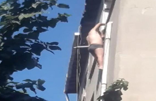 Kimse gözlerine inanamadı! Yarı çıplak halde 5. katta böyle bekledi