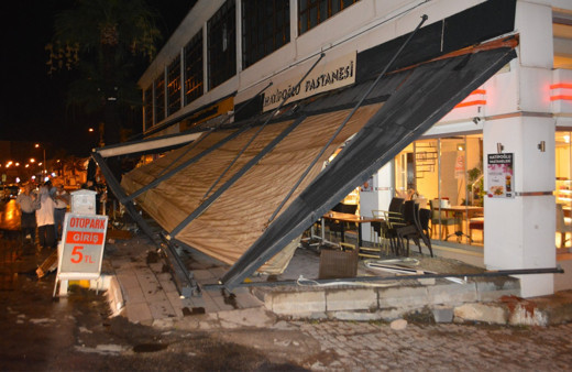 Balıkesir'de şehrin göbeğinde şiddetli hortum paniğe neden oldu