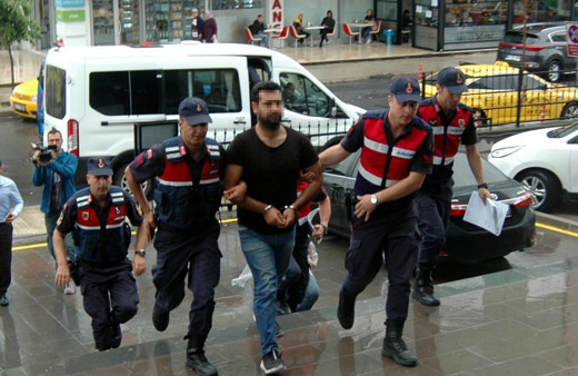 Kadın cinayetlerine bir yenisi! Eşini öldürdü sevgilisi olduğunu iddia ettiği adamı yaraladı