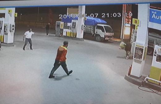 Hiperaktif tosun kamyon kasasından böyle atladı! O anlar kamerada