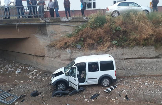 Ticari araç dereye uçtu : 2 yaralı