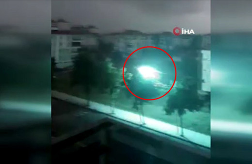 Yıldırım düşme anı böyle görüntülendi