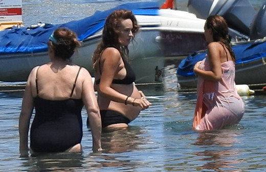 Deniz keyfi yapan Seda Bakan'ı kayınvalidesi uyardı! Havluyla önlem aldı