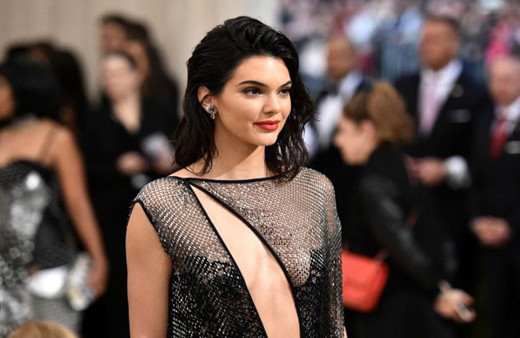 Kendall Jenner Mikonos'ta arkadaşlarıyla tatilde! Jenner'ın Mikonos stili ise efsane