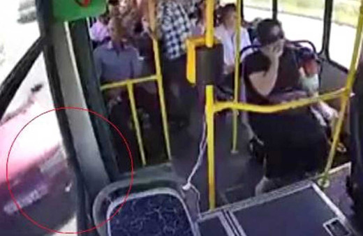 El freni çekilmeyen otobüsten atlayan anne ve çocuk az kalsın ölüyordu