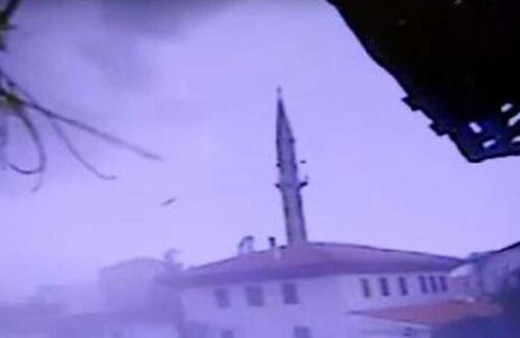 Çorum'da fırtına tarihi caminin minaresini bir anda yıktı