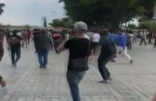 İstanbul'da turistlerin gözü önünde birbirlerine girdiler