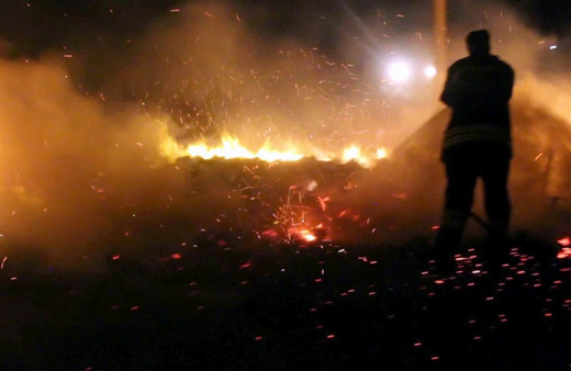 Erzincan'da turşu palet deposu yandı! 2 saatte söndürüldü