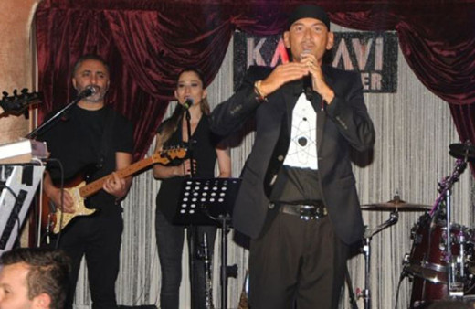 Havalimanında uçağı rötar yaptığını öğrenen şarkıcı Altay bakın ne yaptı