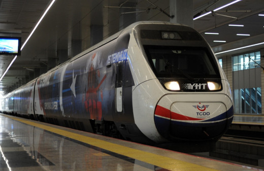 Yüksek Hızlı Tren 15 Temmuz'a özel giydirildi görenler heyecanını gizleyemedi