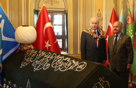 Bahçeli, Ertuğrul Gazi Türbesi'ni ziyaret ederek "Saygı Nöbeti" değişimini izledi