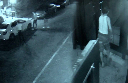 İstanbul Bağcılar'da bir şahıs gürültü yapan gençleri bıçakla kovaladı