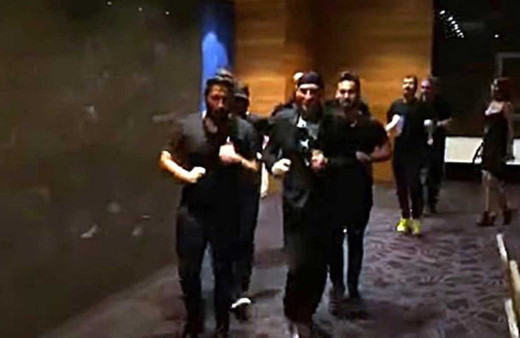 Şarkıcı Altay'ın uçağı rötar yapınca ekip havalimanını coşturdu