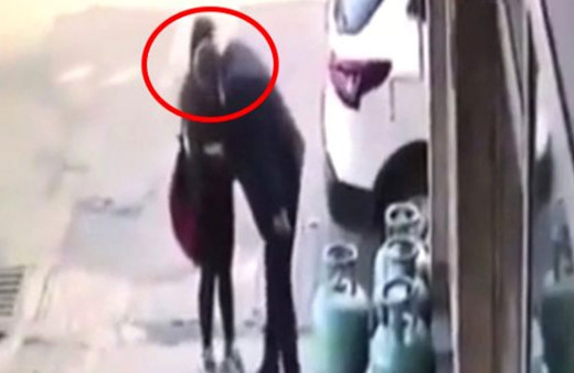 Yaşlı sapıktan 13 yaşlarındaki kız çocuğa cinsel taciz! O anlar kamerada