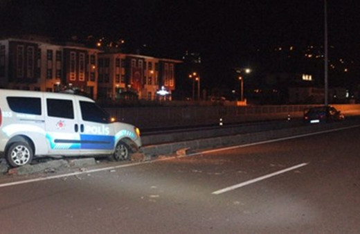 Alkollü sürücüyü kovalayan polis aracı kaza yaptı 2’si polis, 3 kişi yaralandı