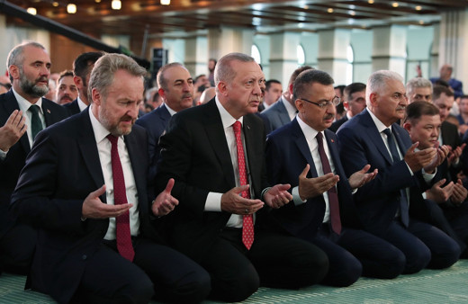 Cumhurbaşkanı Erdoğan, şehitler için Kur’an-ı Kerim okudu