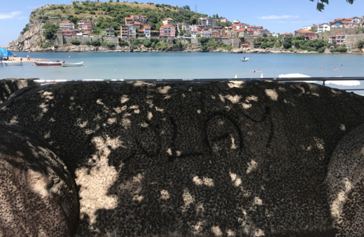 Korkunç olay! 3 bin yıllık lahit mezara spreyle yazı yazdılar