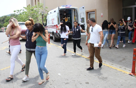 Fuhuş için müşterilere katalog gönderen çete operasyonunda 9 tutuklama