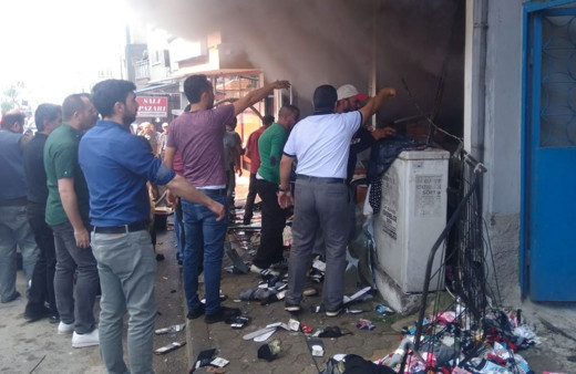 Çorum'daki tekstil mağazası kullanılmaz hale geldi! Ürünler apar topar dışarı çıkarıldı