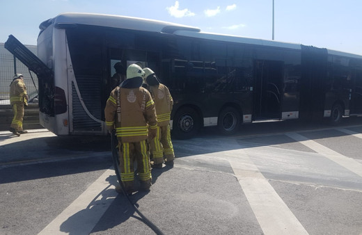 Esenyurt'ta korkutan metrobüste yangını