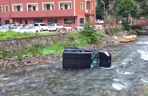 Trabzon'da direksiyon hakimiyetini kaybeden sürücü dereye uçtu