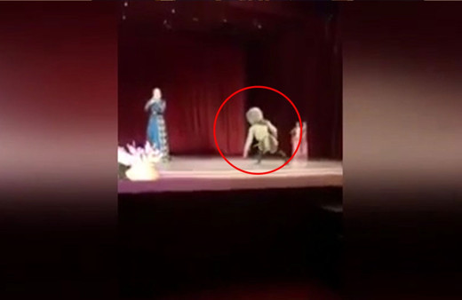 Sahnede öldü, herkes gösteri sandı