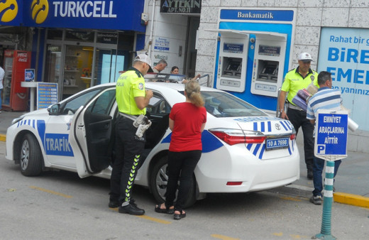 Kırmızı ışıkta geçen yayalara ceza kesiliyor