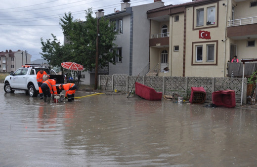 Afyonkarahisar'da sağanak hayatı olumsuz etkiledi