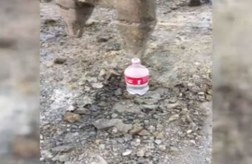 Esenyurt'ta vatandaş kepçeyle "Bottle Cap Challenge" akımına katıldı