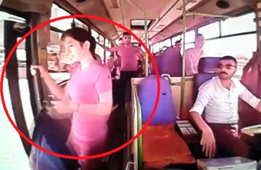 Kocaeli'nde otobüsten düşen kızın görüntülerindeki kafa karıştıran detay!